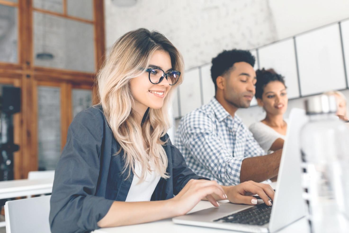 Espace de travail avec documents financiers et ordinateur